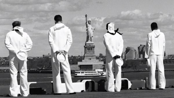 US नेवी के जहाजी बेल बॉटम पहने हुए. (फोटो- वीडियो स्क्रीनशॉट Decades TV Network) Bell Bottom 3