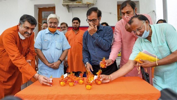 राम मंदिर भूमि पूजन के लिए देश के सभी तीर्थ स्थानों से मिट्टी और जल मंगाया गया है. (Photo: PTI) राम मंदिर भूमि पूजन के लिए देश के सभी तीर्थ स्थानों से मिट्टी और जल मंगाया गया है. (Photo: PTI)