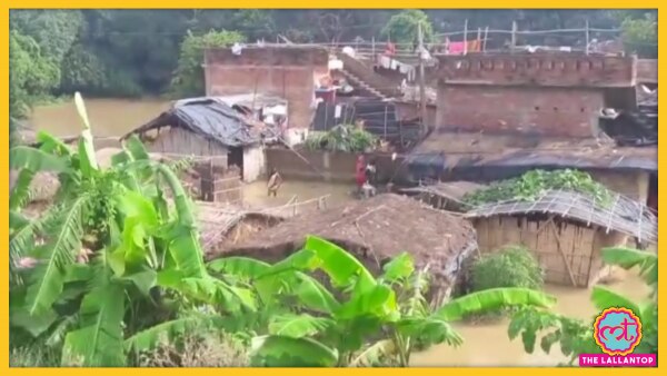 बिहार में बाढ़ से घिरा एक गांव (फोटो: एएनआई) Bihar Floods