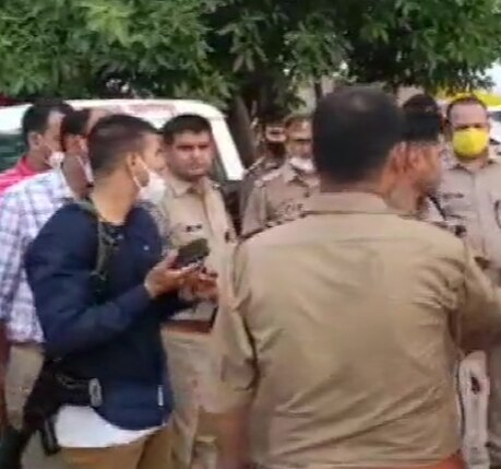 दबिश के लिए गई पुलिस पर अचानक गोलियां चलने लगी थीं . दबिश के लिए गई पुलिस पर अचानक गोलियां चलने लगी थीं .