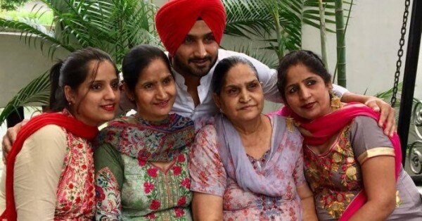 हरभजन सिंह परिवार के साथ. फोटो: Bhajji FB Harbhajan Family