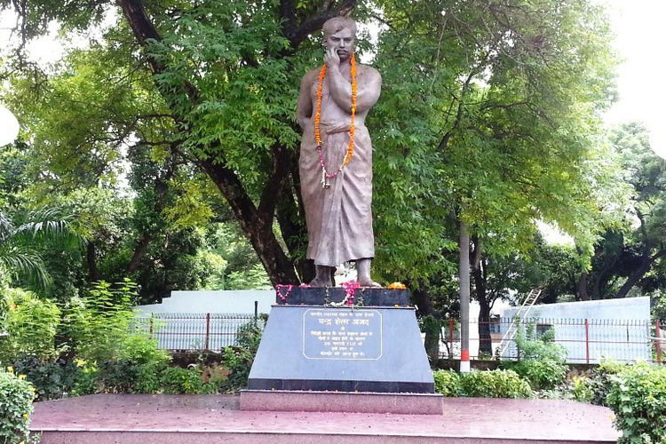 प्रयागराज का अल्फ्रेड पार्क जहां आज़ाद की शहादत हुई थी. प्रयागराज का अल्फ्रेड पार्क जहां आज़ाद की शहादत हुई थी.