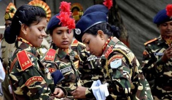 चूंकि महिला ऑफिसर्स जल्दी रिटायर हो जाती थीं, इस वजह से उन्हें ऊंचे पदों तक पहुंचने का मौका नहीं मिलता था. वो पद,जिन्हें कमांड पोस्ट कहा जाता है. (सांकेतिक तस्वीर: PTI) Indian Army Women Pti