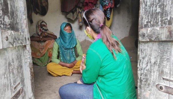 बातचीत में वहां की लड़कियों ने बताया कि मना करने पर उन्हें धमकाया जाता है. (तस्वीर: इंडिया टुडे) Into 2
