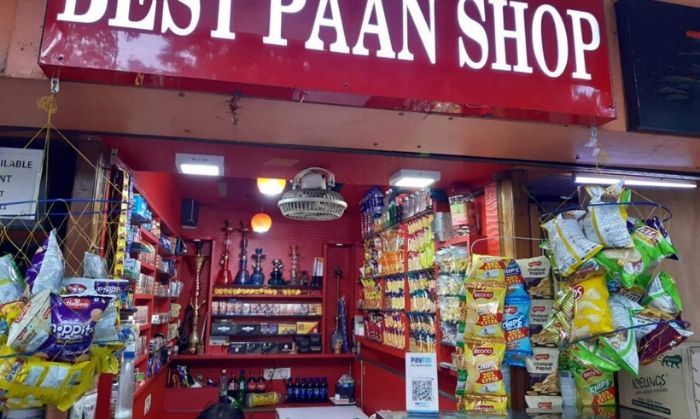 नीचे पान की दुकान, ऊपर शेयर्स का सामान. नीचे पान की दुकान, ऊपर शेयर्स का सामान.