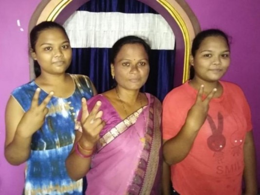 बीच में कल्पना, अपनी दोनों बेटियों के साथ. (तस्वीर: ट्विटर) Kalpana