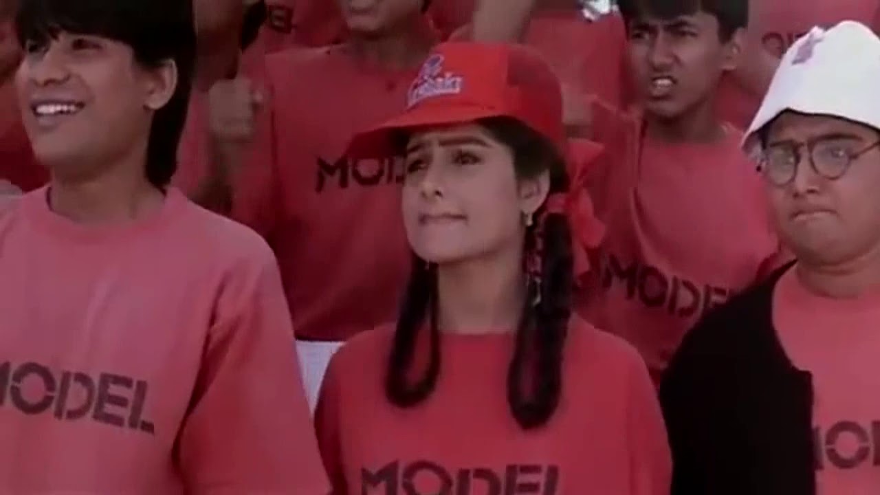 फिल्म के एक सीन में आदित्य लखिया और देवेन भोजानी के साथ लाल रंग की टोपी पहने आयशा जुल्का. फिल्म के एक सीन में आदित्य लखिया और देवेन भोजानी के साथ लाल रंग की टोपी पहने आयशा जुल्का.