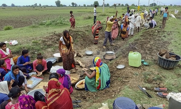 मनरेगा में काम मांगने वालों की संख्या बढ़ गई है. (फोटो-पीटीआई) मनरेगा में काम मांगने वालों की संख्या बढ़ गई है. (फोटो-पीटीआई)