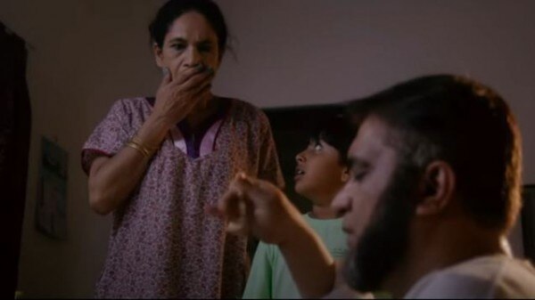 घरवाले उस्मान में आए बदलाव को देखकर चौंक जाते हैं. (तस्वीर: यूट्यूब स्क्रीनशॉट/हमारा मूवी) Pad Us