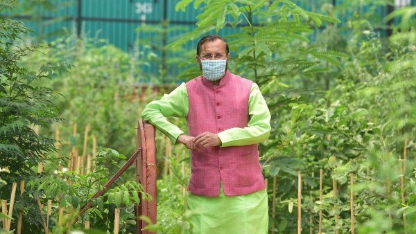 प्रकाश जावडेकर अभी देश के पर्यावरण मंत्री हैं. लेकिन आलोचक उनके मंत्रालय को 'क्लीयरेंस मिनिस्ट्री' कहने लगे हैं. प्रकाश जावडेकर अभी देश के पर्यावरण मंत्री हैं. लेकिन आलोचक उनके मंत्रालय को 'क्लीयरेंस मिनिस्ट्री' कहने लगे हैं.