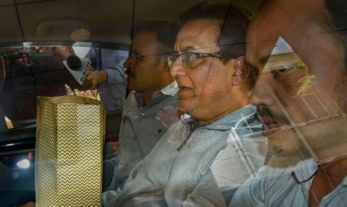 8 मार्च, 2020. यस बैंक के फ़ाउंडर राणा कपूर को ED कोर्ट ले जाते हुए. (तस्वीर: PTI) 8 मार्च, 2020. यस बैंक के फ़ाउंडर राणा कपूर को ED कोर्ट ले जाते हुए. (तस्वीर: PTI)