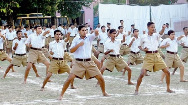 RSS की पुरानी यूनिफॉर्म (गणवेश) में अभ्यास करते स्वयंसेवक. फोटो: India Today RSS की पुरानी यूनिफॉर्म (गणवेश) में अभ्यास करते स्वयंसेवक. फोटो: India Today