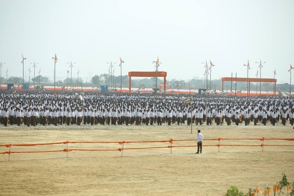 मोहल्लों के पार्क या किसी बड़े मैदान में लगने वाली शाखाएं घर की छतों पर सोशल डिस्टेंसिंग के साथ लगती हैं. फोटो: rss.org मोहल्लों के पार्क या किसी बड़े मैदान में लगने वाली शाखाएं घर की छतों पर सोशल डिस्टेंसिंग के साथ लगती हैं. फोटो: rss.org