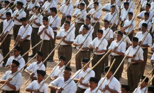 शाखाएं मोहल्लों में छोटे स्तर से लेकर बड़े मैदान में बड़े समूह में लगती हैं. फोटो: India Today शाखाएं मोहल्लों में छोटे स्तर से लेकर बड़े मैदान में बड़े समूह में लगती हैं. फोटो: India Today