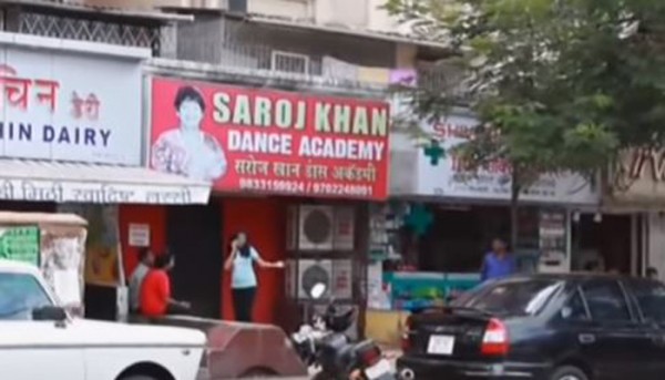 सरोज खान ने छह महीने तक नर्स का कोर्स भी किया. टाईपराइटिंग का भी कोर्स किया. मेकअप आर्टिस्ट का भी कोर्स किया. कमाई के ज़रिए ढूंढने के लिए जो भी तैयारियां हो सकती थीं, उन्होंने कीं. (तस्वीर साभार: Youtube screenshot/PSBT) Saroj Dance