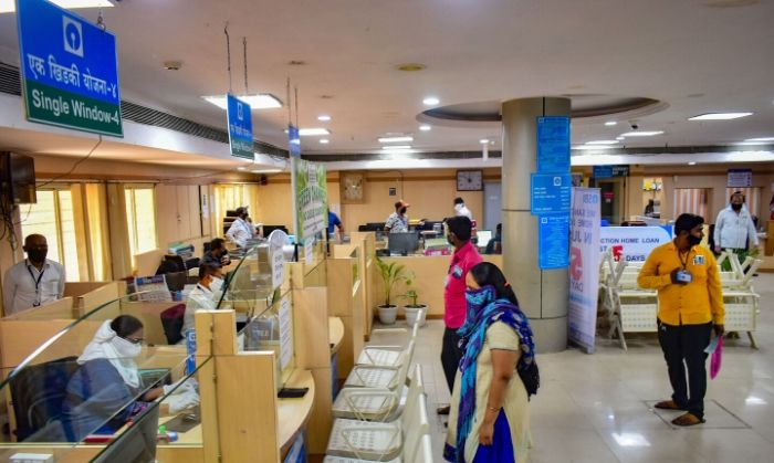 SBI बैंक. सोलापुर शाखा. (SBI बैंक, YES बैंक का सबसे बड़ा इंवेस्टर है. ) (तस्वीर: PTI) SBI बैंक. सोलापुर शाखा. (SBI बैंक, YES बैंक का सबसे बड़ा इंवेस्टर है. ) (तस्वीर: PTI)
