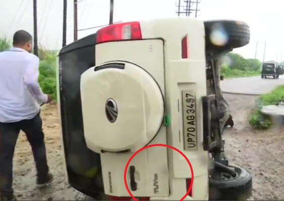 घटनास्थल पर जो कार पलटी मिली, वो महिंद्रा TUV 300 है. फोटो: ANI