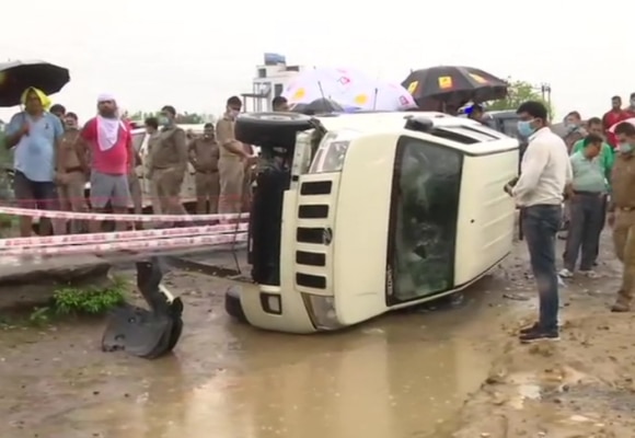  कानपुर ADG जेएन सिंह ने बताया कि सड़क के किनारे गैप ज्यादा होने की वजह से कार फिसल गई. फोटो: ANI