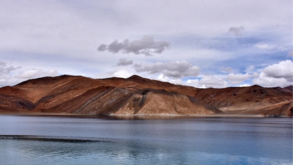 पैंगोंग झील, जहां अब भी 40 हज़ार चीनी सैनिक डटे हुए हैं. पैंगोंग झील, जहां अब भी 40 हज़ार चीनी सैनिक डटे हुए हैं.