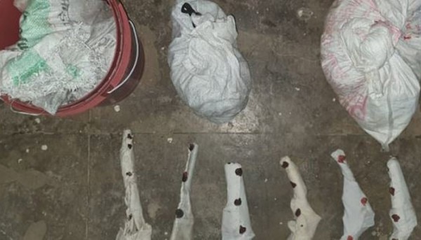 कानपुर ग्रामीण एसपी ब्रजेश कुमार श्रीवास्तव का कहना है कि विकास ने अपने परिवारवालों के नाम पर एक दर्जन लाइसेंसी हथियार ले रखे थे. हथियार अलग-अलग नाम से रजिस्टर थे लेकिन इनका इस्तेमाल विकास ही करता था. (तस्वीर: इंडिया टुडे) Vikas Dubey House Baraamad