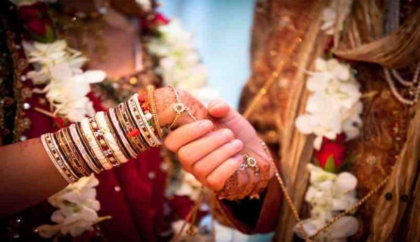 लोग अक्सर लड़की की मर्जी उसके मां-बाप की मर्जी से जोड़कर देखते हैं. (सांकेतिक तस्वीर) Wed 8