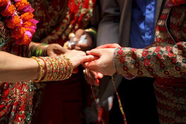 ख़ास तौर पर भारत में ये कहा जाता है कि शादी लड़का-लड़की के बीच में नहीं, दोनों के परिवारों के बीच होती है.(सांकेतिक तस्वीर) Wed Reuters 3