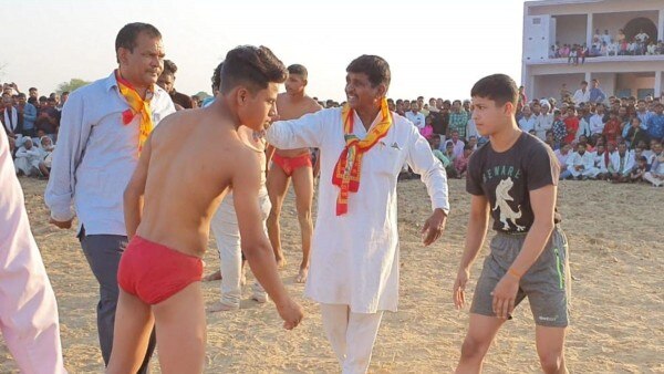 सिमरन कई स्थानीय कुश्ती प्रतियोगिताओं में लड़कों को मात दे चुकी है. सिमरन कई स्थानीय कुश्ती प्रतियोगिताओं में लड़कों को मात दे चुकी है.