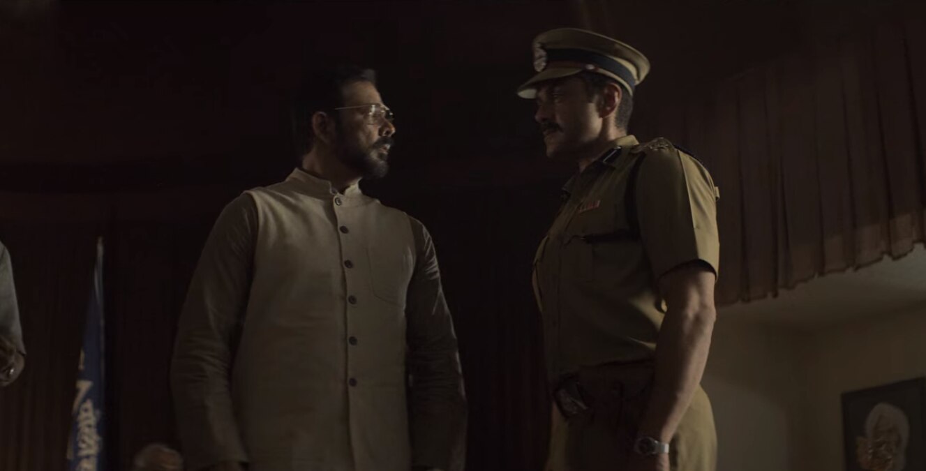 मुख्यमंत्री मनोहर पाटकर के नेगेटिव शेड लिए हुए अधपके और अनमने ढंग से निभाए किरदार में अनूप सोनी. मुख्यमंत्री मनोहर पाटकर के नेगेटिव शेड लिए हुए अधपके और अनमने ढंग से निभाए किरदार में अनूप सोनी.