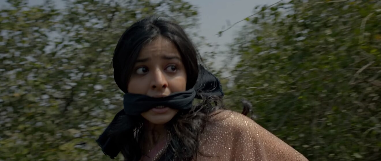 किडनैप हुई 16 साल की लड़की ज़ोया. किडनैप हुई 16 साल की लड़की ज़ोया. सोशल मीडिया के माध्यम से किस तरह से टीनएजर्स की किडनैपिंग हो सकती है, ये सीक्वेंस उसका अच्छा उदाहरण है.
