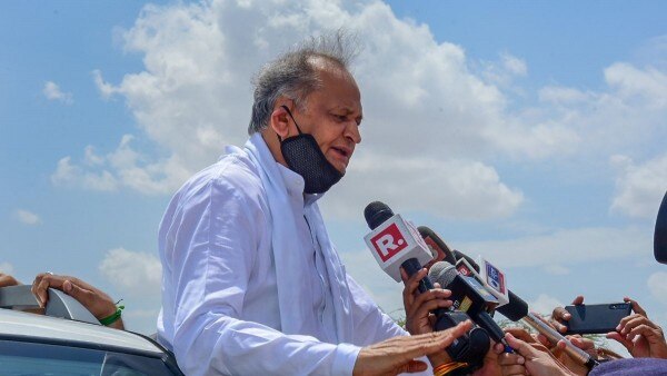 सीएम अशोक गहलोत अपनी सरकार को बचाने के लिए हरसंभव कदम उठा रहे हैं. सीएम अशोक गहलोत अपनी सरकार को बचाने के लिए हरसंभव कदम उठा रहे हैं.