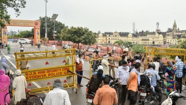 भूमि पूजन कार्यक्रम के लिए अयोध्या में जगह-जगह सुरक्षा जांच हो रही है. भूमि पूजन कार्यक्रम के लिए अयोध्या में जगह-जगह सुरक्षा जांच हो रही है.