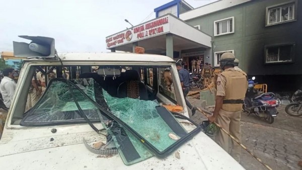 भीड़ ने हिंसा के दौरान पुलिस की गाड़ियों को काफी नुकसान पहुंचाया. भीड़ ने हिंसा के दौरान पुलिस की गाड़ियों को काफी नुकसान पहुंचाया.