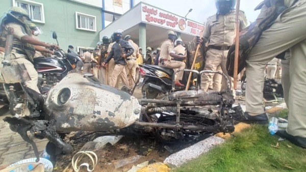 हिंसा के बाद पुलिस की तैनाती बढ़ाई गई है ताकि दोबारा ऐसी घटना न हो. हिंसा के बाद पुलिस की तैनाती बढ़ाई गई है ताकि दोबारा ऐसी घटना न हो.