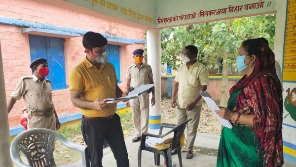 बिहार चुनाव के लिए वोटर लिस्ट अपडेशन का काम भी सतर्कता से किया जा रहा है. बिहार चुनाव के लिए वोटर लिस्ट अपडेशन का काम भी सतर्कता से किया जा रहा है.