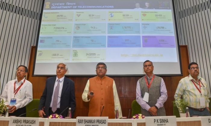 DoT यानी दूरसंचार विभाग की टीम. एक इवेंट के दौरान. (तस्वीर: PTI) DoT यानी दूरसंचार विभाग की टीम. एक इवेंट के दौरान. (तस्वीर: PTI)