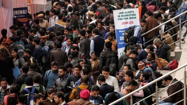 देश में रोजगार की स्थिति के बीच कोई राज्य सरकार क्षेत्र वाला कार्ड खेलकर मतदाताओं को अपने पक्ष में करने की कोशिश भी करती हैं. सांकेतिक फोटो: India Today देश में रोजगार की स्थिति के बीच कोई राज्य सरकार क्षेत्र वाला कार्ड खेलकर मतदाताओं को अपने पक्ष में करने की कोशिश भी करती हैं. सांकेतिक फोटो: India Today