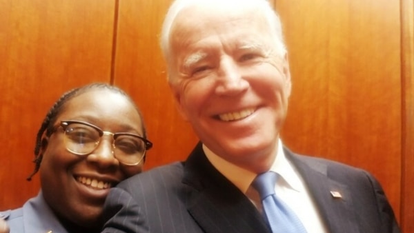 जेकलीन ब्रिटनी, जॉय बिडेन के साथ. (फोटो- ट्विटर) Jacquelyn Brittany With Biden
