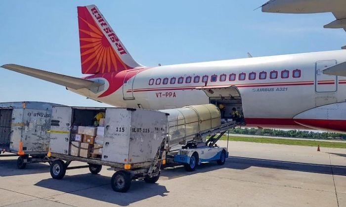एयर इंडिया की स्पेशल, चार्टर फ़्लाइट. जो 07 अप्रैल, 2020 को कुछ 'लाइफ़ सेविंग ड्रग्स' लेकर भारत से श्रीलंका के लिए रवाना हुआ. (तस्वीर: PTI) एयर इंडिया की स्पेशल, चार्टर फ़्लाइट. जो 07 अप्रैल, 2020 को कुछ 'लाइफ़ सेविंग ड्रग्स' लेकर भारत से श्रीलंका के लिए रवाना हुआ. (तस्वीर: PTI)