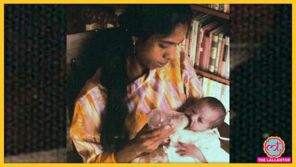अपनी मां श्यामला की गोदी में कमला. (फोटो: एपी) Kamala Harris With Mother