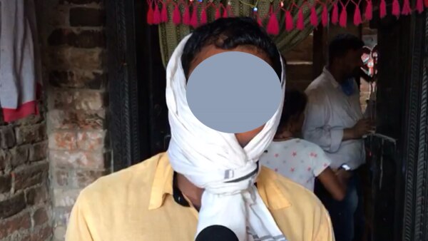 लड़की के चाचा. (फोटो- अभिषेक वर्मा) Lakhimpur Kheri Dalit Girl Rape 5