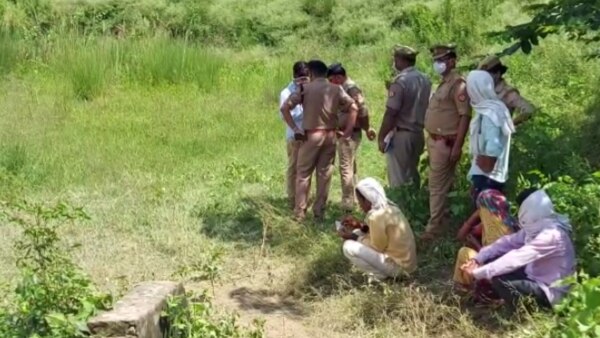 घटनास्थल पर मौजूद पुलिस. (फोटो- अभिषेक वर्मा) Lakhimpur Kheri Dalit Girl Rape
