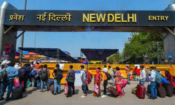 रेलवे के एक बड़े अधिकारी ने बताया कि लॉक-डाउन के समय स्टाफ़ की हालत पस्त थी. (तस्वीर: PTI) रेलवे के एक बड़े अधिकारी ने बताया कि लॉक-डाउन के समय स्टाफ़ की हालत पस्त थी. (तस्वीर: PTI)