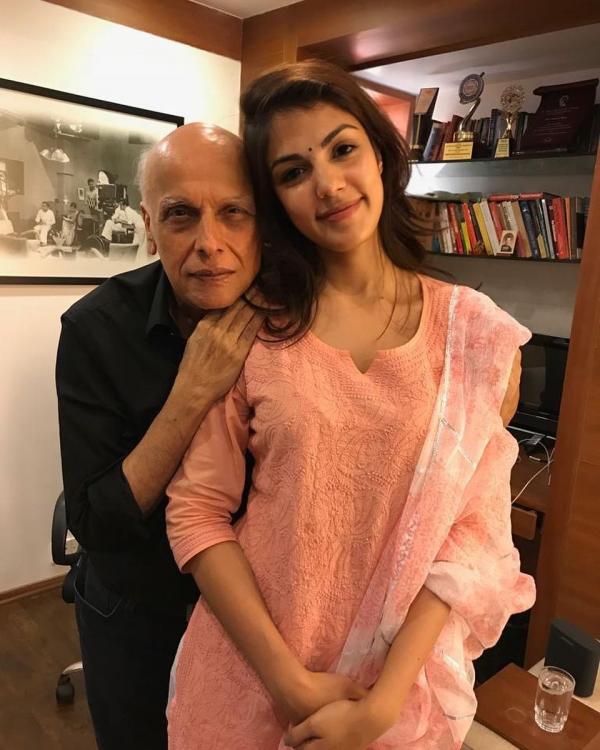 महेश भट्ट और रिया चक्रवर्ती की तस्वीरें शेयर करके भी उनके बारे में फिज़ूल बातें लिखी जा रही हैं. महेश भट्ट और रिया चक्रवर्ती की तस्वीरें शेयर करके भी उनके बारे में फिज़ूल बातें लिखी जा रही हैं.