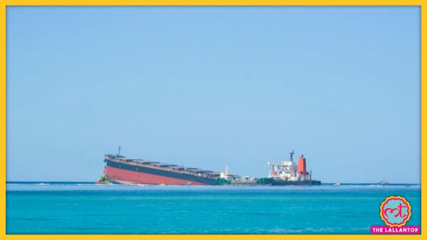 जहाज़ टूटने के समय जहाज़ पर लगभग 90 टन तेल मौजूद था. (फोटो: एपी) Mauritius Leaking Ship