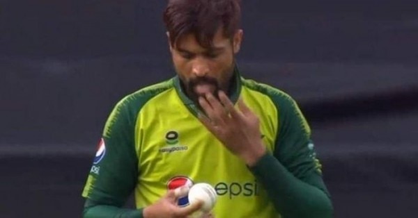 थूक से गेंद चमकाते मोहम्मद आमिर. फोटो: twitter Mohammad Amir 1