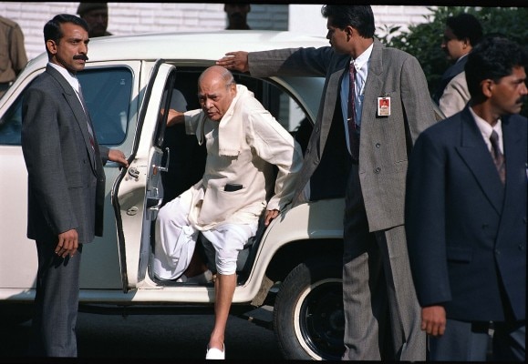 नरसिम्हा राव उन प्रधानमंत्रियों में से हैं, जिन्हें सरकार बनाने के बाद बहुमत साबित करना पड़ा था. नरसिम्हा राव उन प्रधानमंत्रियों में से हैं, जिन्हें सरकार बनाने के बाद बहुमत साबित करना पड़ा था.