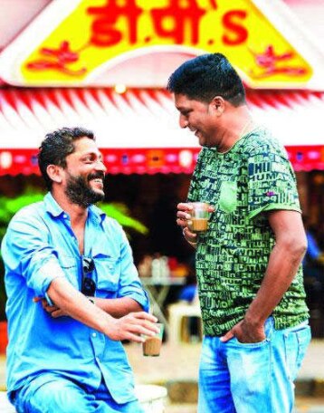 अपने दोस्त विनायक के साथ उनके रेस्टोरेंट के बाहर निशिकांत. अपने दोस्त विनायक के साथ उनके रेस्टोरेंट के बाहर निशिकांत.