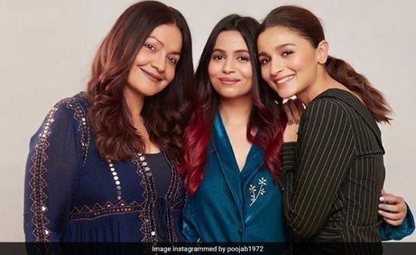 पूजा हट (बाएं) अपनी बहनों शाहीन (बीच में) और आलिया (दाएं) के साथ. (तस्वीर: इन्स्टाग्राम) Pooja W Sisters Insta