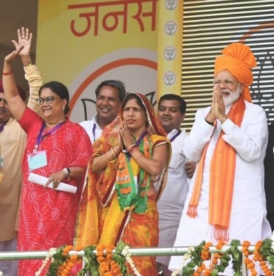 रंजीता कोली (बीच में) वसुंधरा राजे (बाएं) और पीएम नरेंद्र मोदी (दाएं) के साथ. (तस्वीर: रंजीता कोली का फेसबुक पेज) Ranjeeta Bjp Fb