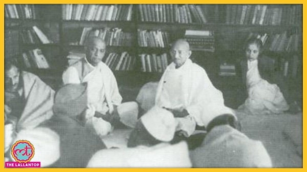 1940 में इलाहाबाद में सीडब्लूसी मीटिंग में भाग लेते महात्मा गांधी और सरदार पटेल. (फोटोःविकीपीडिया) Sale(65)